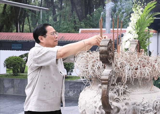 Thủ tướng Phạm Minh Chính dâng hương tưởng nhớ các Anh hùng liệt sĩ; thăm gia đình chính sách tại Hà Tĩnh