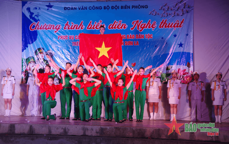 Đoàn Văn công Bộ đội Biên phòng lưu diễn phục vụ cán bộ, chiến sĩ và nhân dân biên giới tỉnh Sơn La