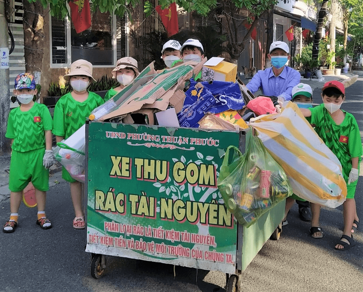 Bí thư chi bộ miệng nói, tay làm