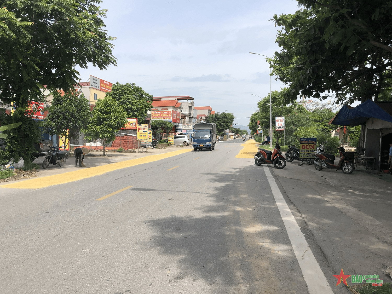 Nguy cơ tai nạn giao thông do phơi thóc trên đường