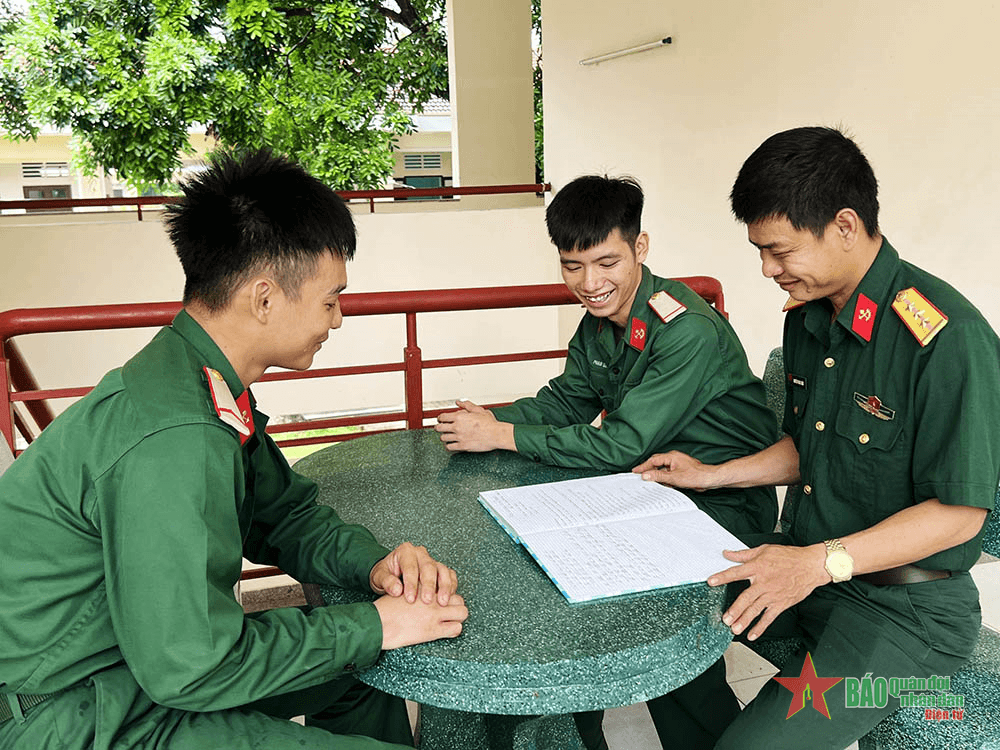 Cán bộ, đảng viên dìu dắt cấp dưới và quần chúng