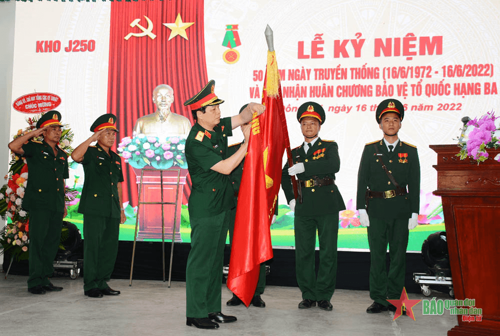 Kho J250 đón nhận Huân chương Bảo vệ Tổ quốc hạng Ba
