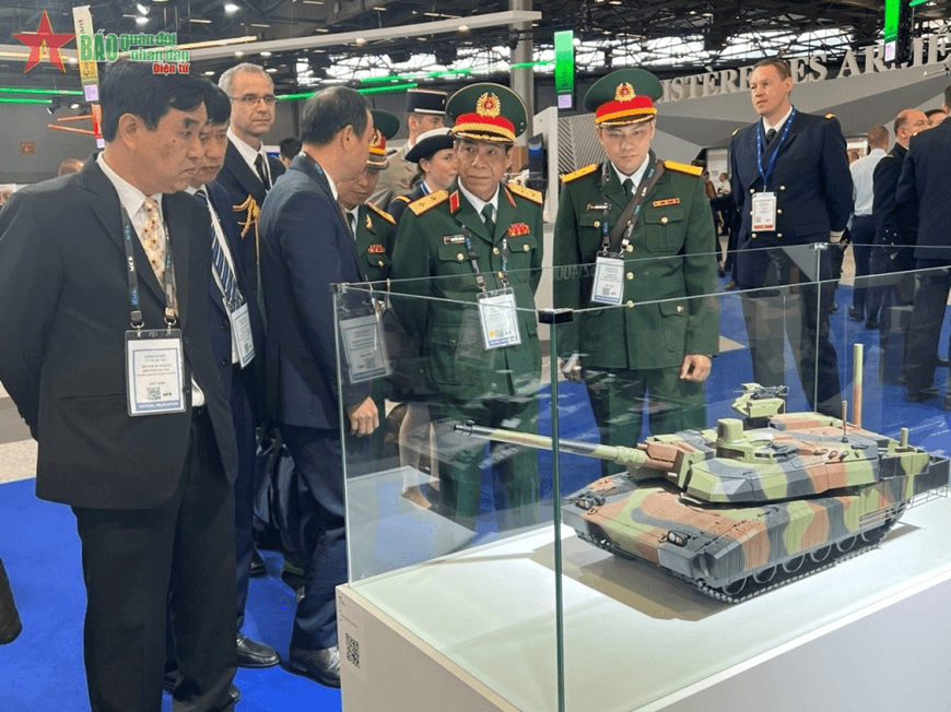 Đoàn Bộ Quốc phòng Việt Nam dự Triển lãm Vũ khí Lục quân EUROSATORY