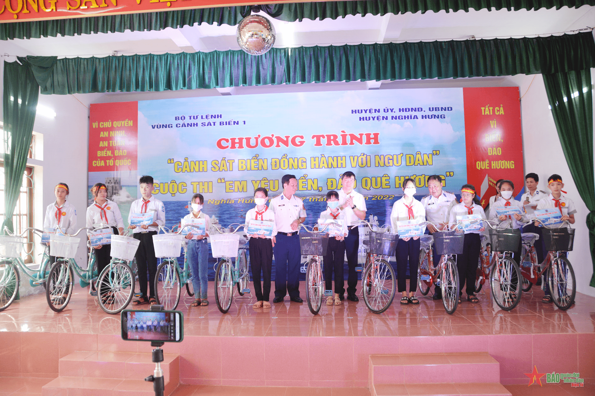 Vùng Cảnh sát biển 1 đồng hành với ngư dân tại Nam Định