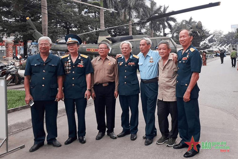 Chớp thời cơ, diệt máy bay địch