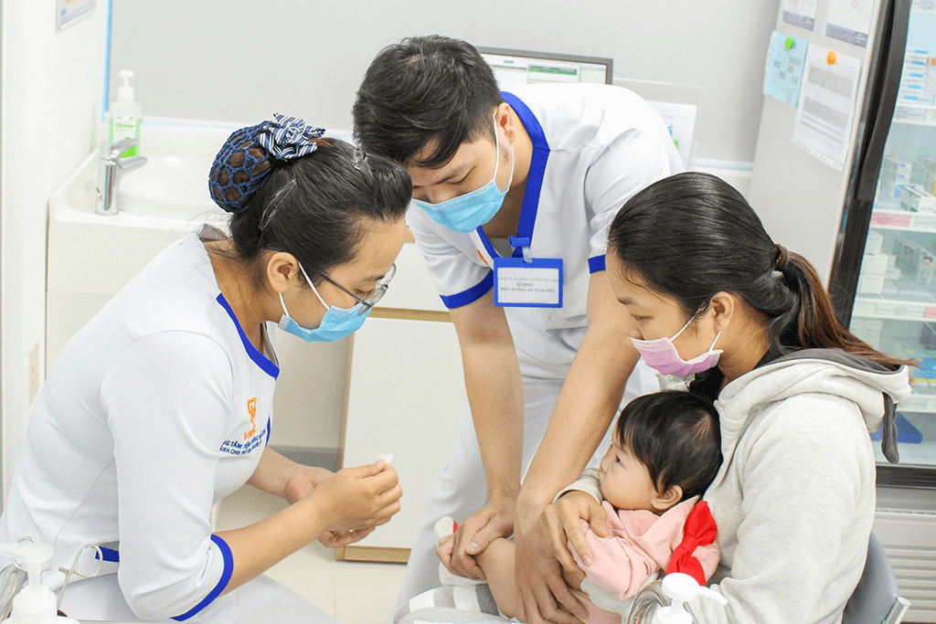 VNVC bảo đảm không thiếu vắc xin cho trẻ em và người lớn