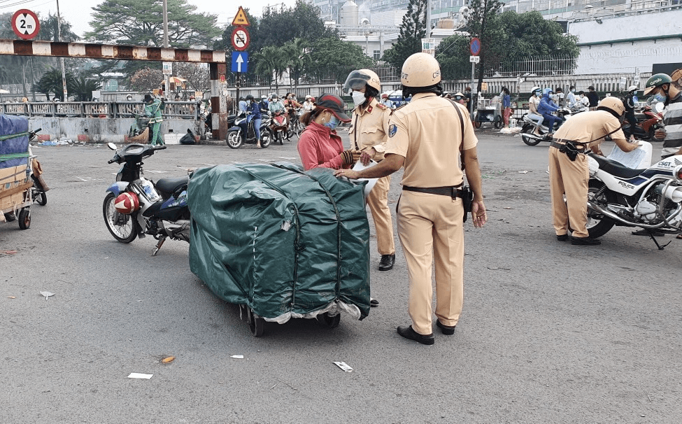 Công an TP Hồ Chí Minh ra quân đợt cao điểm xử lý vi phạm nồng độ cồn, xe tải cơi nới