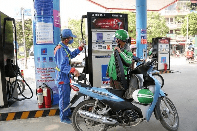 Ngày mai, 21-6, giá xăng sẽ tiếp tục lập kỷ lục mới, tiến sát mốc 33.000 đồng/lít?