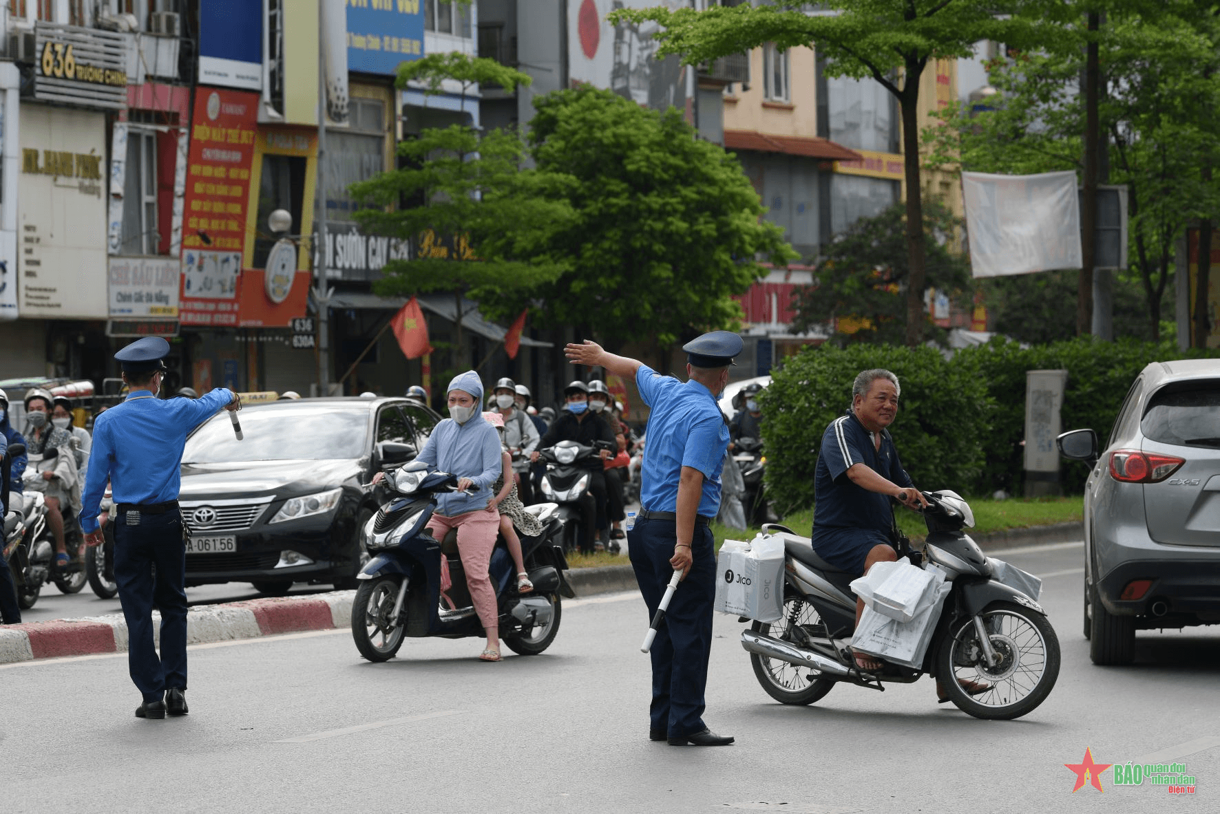 Hà Nội: Thí điểm phân luồng giao thông, nhiều phương tiện cố tình đi sai làn, ngược chiều