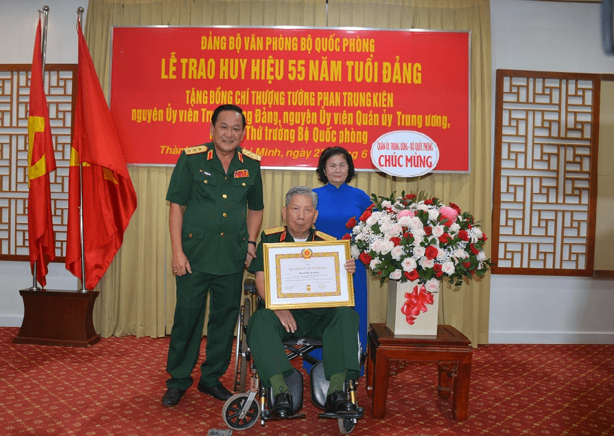 Trao huy hiệu 55 năm tuổi Đảng tặng Thượng tướng Phan Trung Kiên