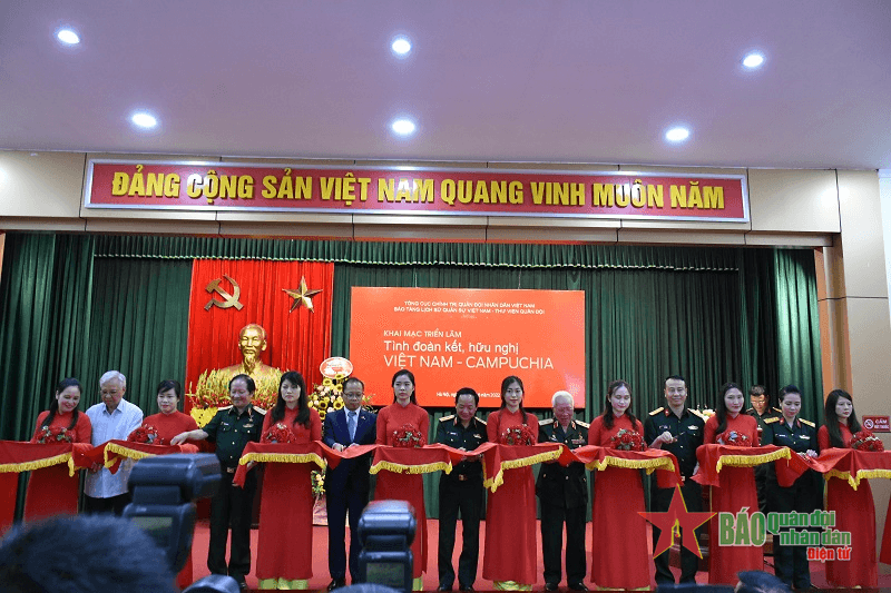 Khai mạc triển lãm “Tình đoàn kết, hữu nghị Việt Nam - Campuchia”