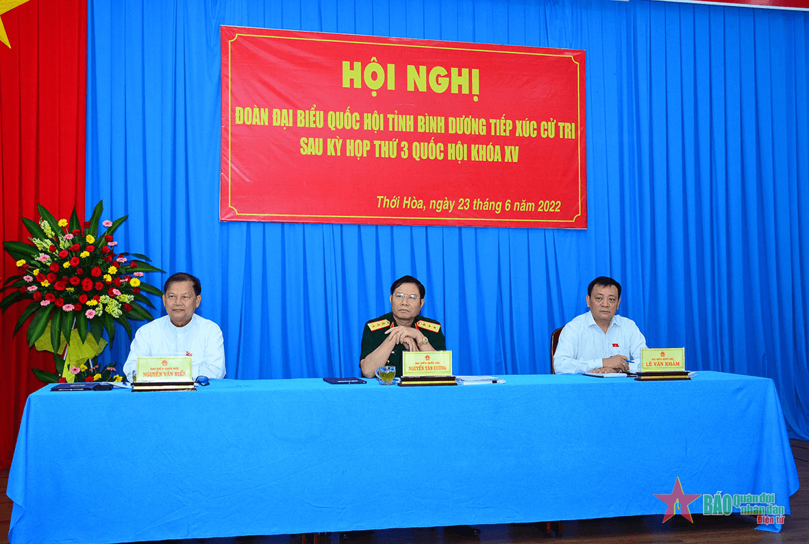 Thượng tướng Nguyễn Tân Cương tiếp xúc cử tri tại thị xã Bến Cát, Bình Dương