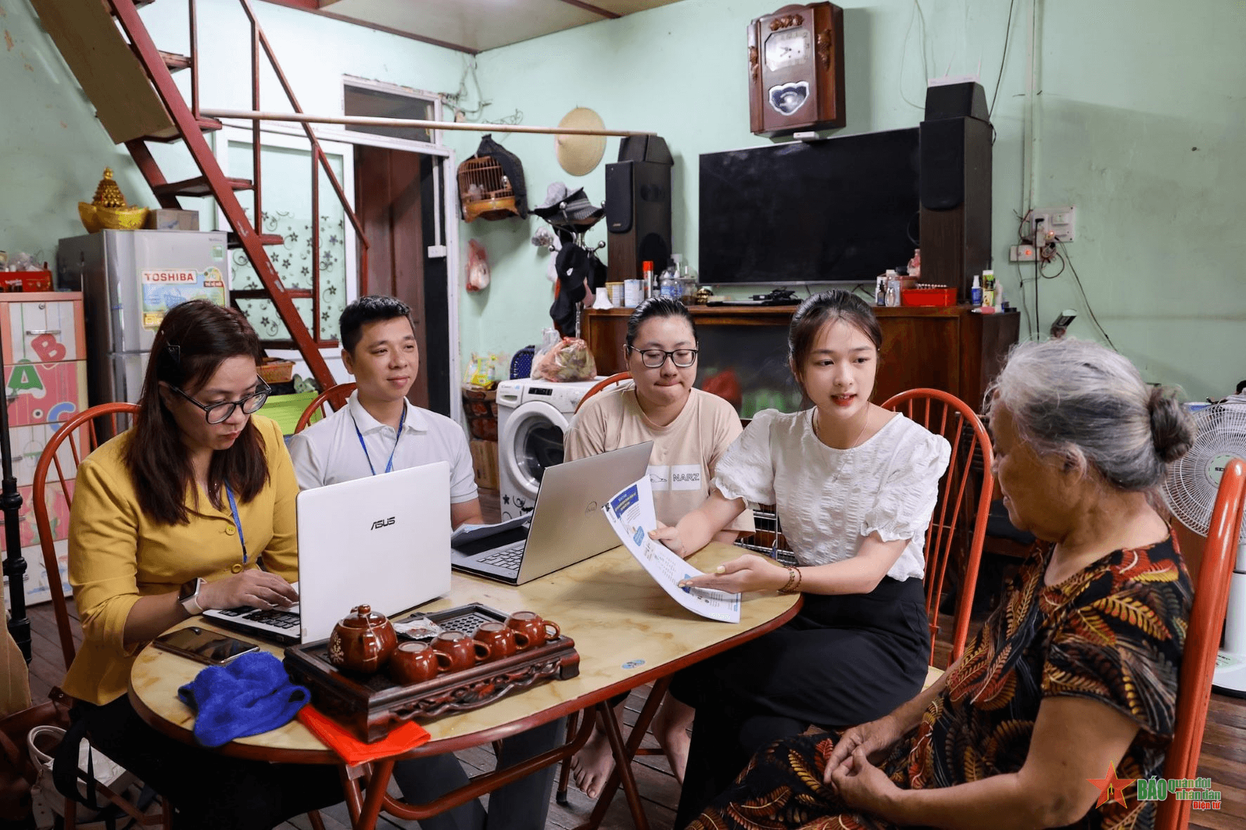 Hà Nội lần đầu tiên triển khai mô hình “Đội cơ động hỗ trợ dịch vụ công trực tuyến tại nhà”