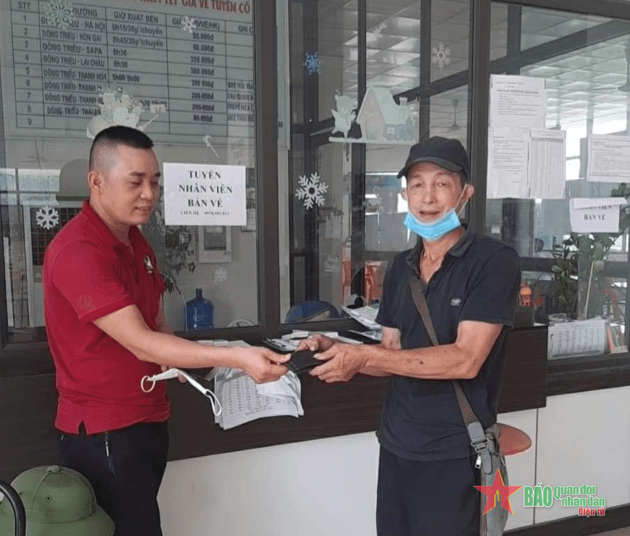 Nhân viên xe buýt Phúc Xuyên trả lại tài sản cho hành khách đánh rơi