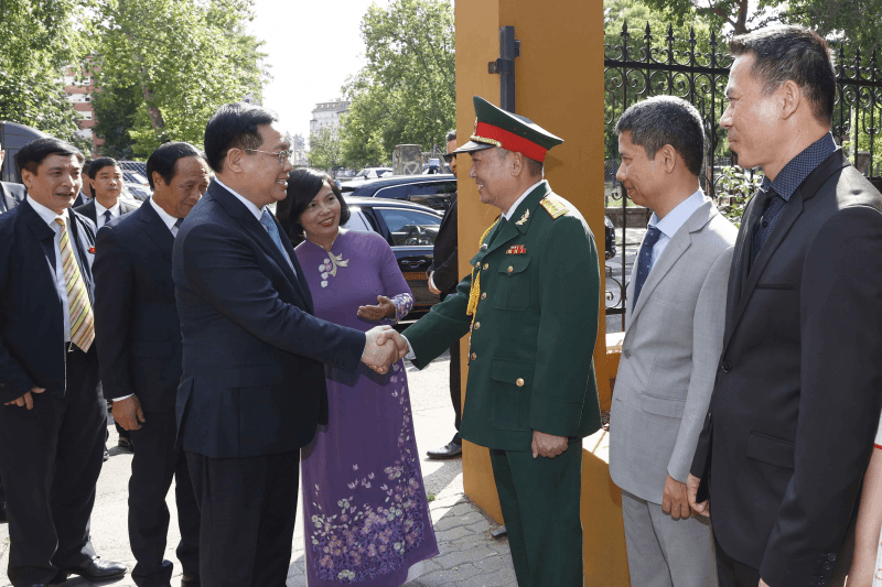 Chủ tịch Quốc hội Vương Đình Huệ thăm Đại sứ quán và gặp mặt cộng đồng người Việt Nam tại Hungary