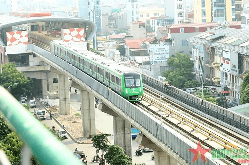 Hành khách được mang xe đạp gấp lên tàu điện Cát Linh - Hà Đông