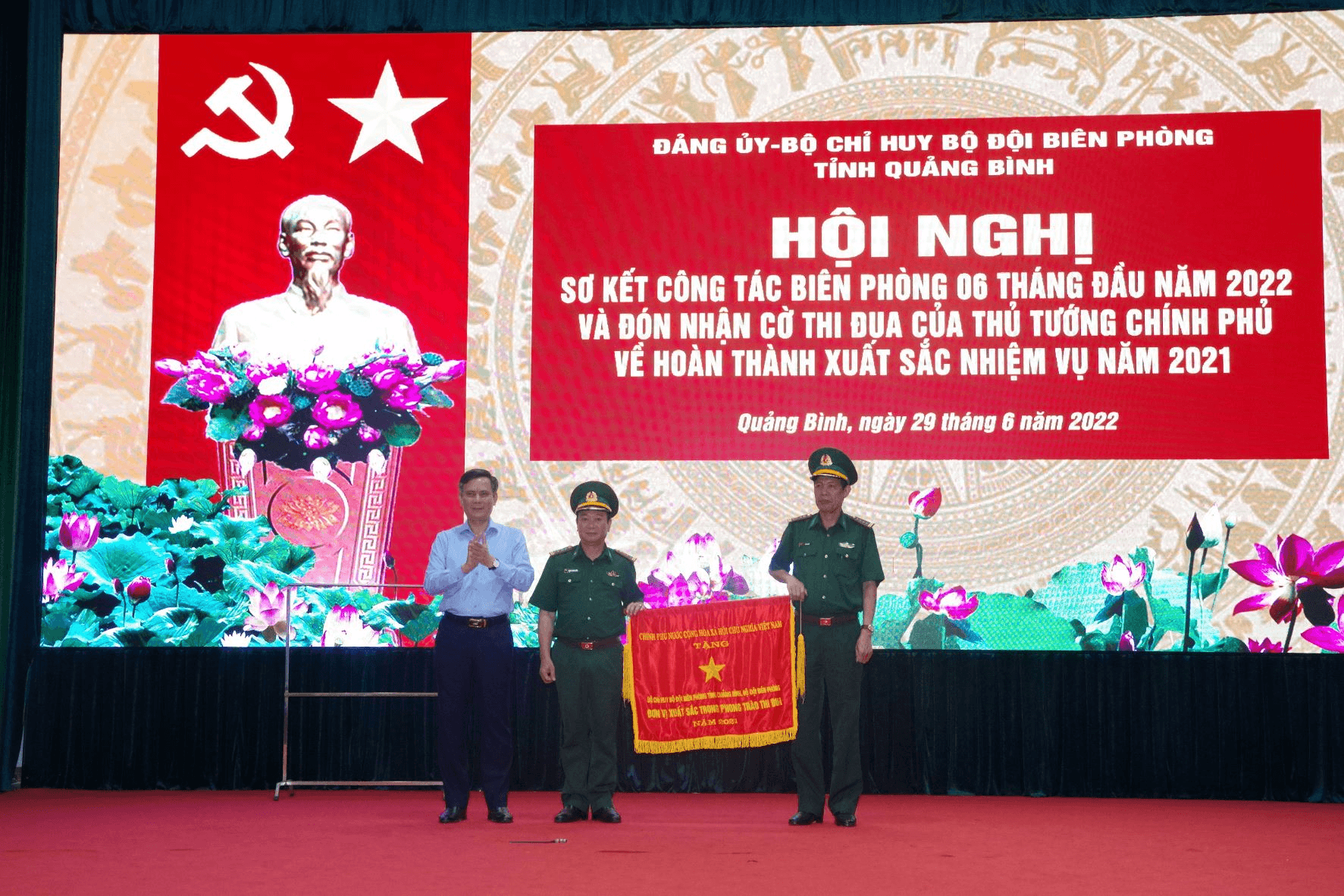Bộ đội Biên phòng tỉnh Quảng Bình đón nhận cờ thi đua của Chính phủ