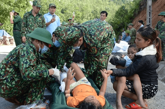 Cán bộ, học viên Trường Sĩ quan Công binh cứu người bị nạn