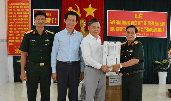 Quân khu 9 bàn giao trang thiết bị cho các đơn vị y tế