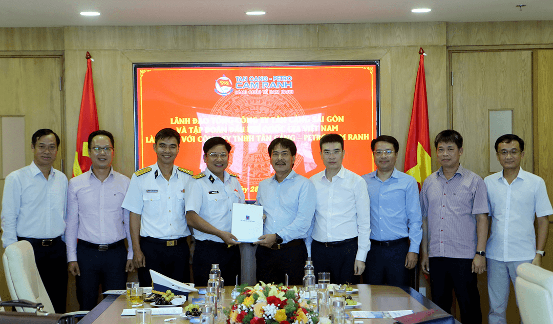 Petrovietnam và PV GAS ủng hộ cán bộ, chiến sĩ hải quân 600 triệu đồng