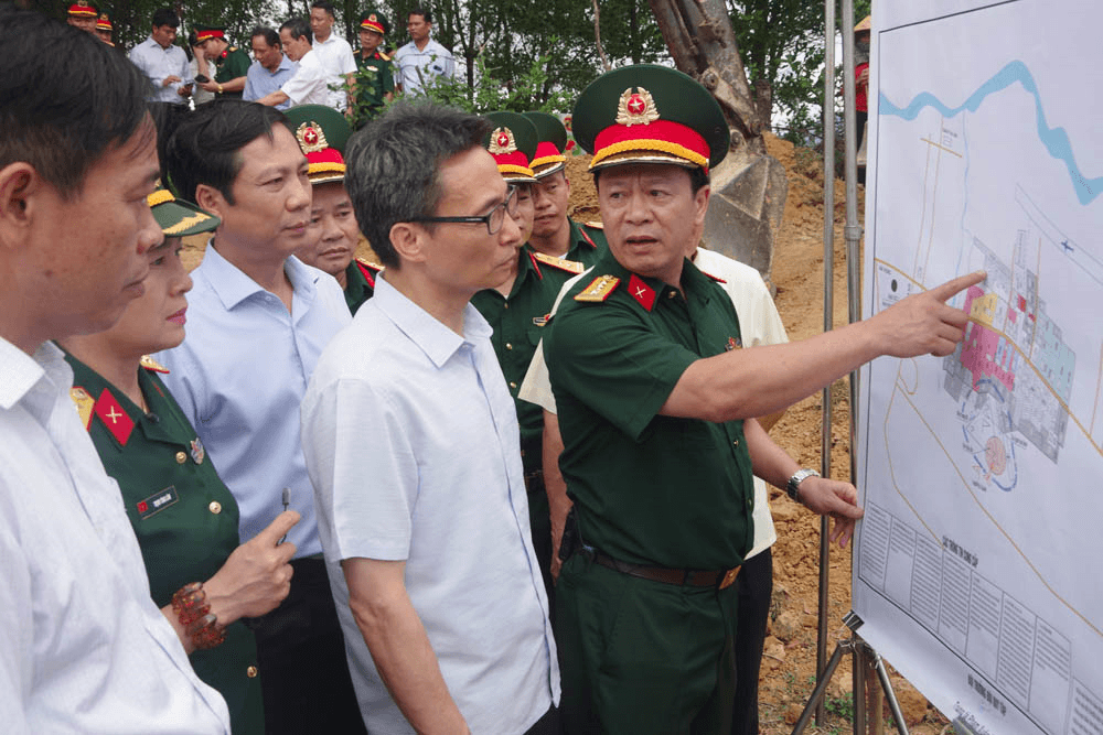 Phó thủ tướng Vũ Đức Đam thăm, tặng quà Đội tìm kiếm, quy tập hài cốt liệt sĩ Sư đoàn 968 (Quân khu 4)