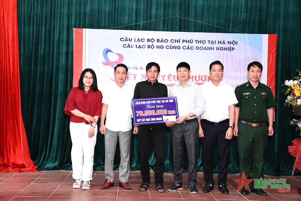 Trao quà học sinh vượt khó tới trường và tặng nhà hộ nghèo tại tỉnh Lào Cai