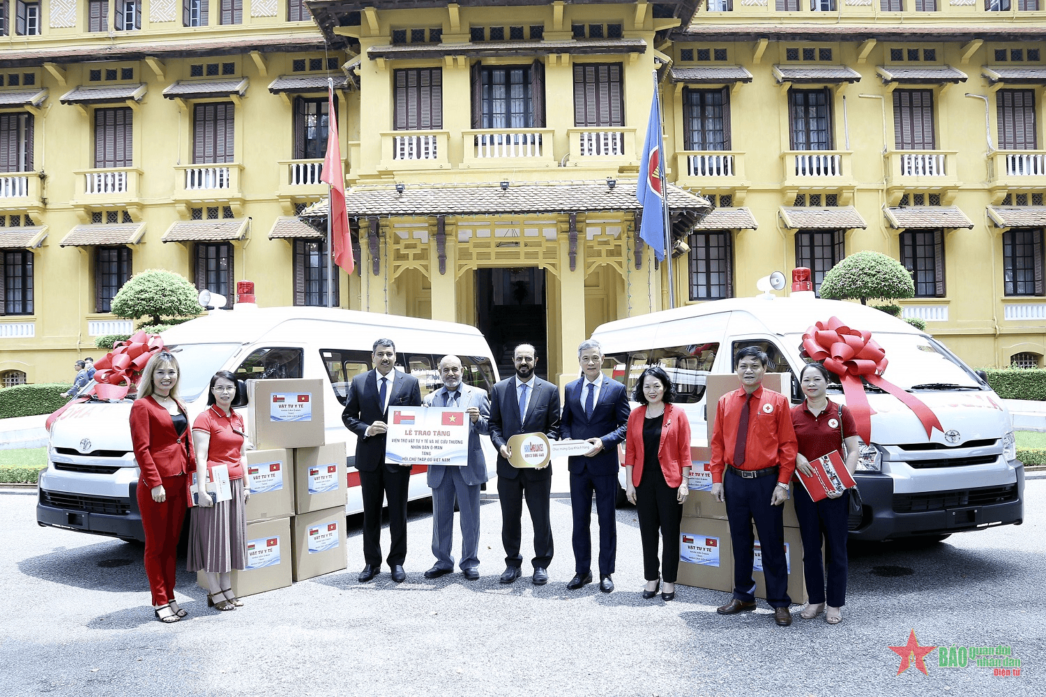 Hội Chữ thập đỏ Việt Nam tiếp nhận xe cứu thương và vật tư y tế