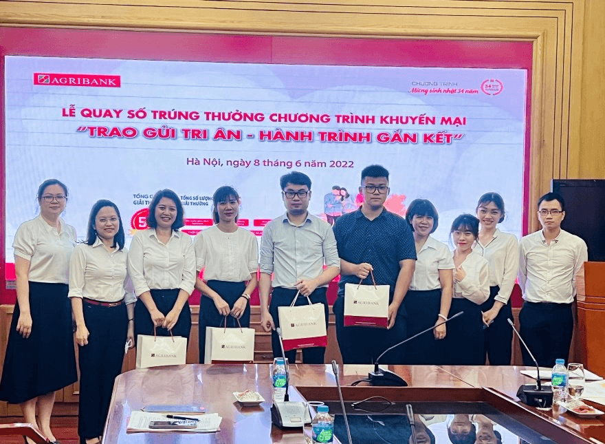 Khách hàng nhận quà trúng thưởng chương trình “Trao gửi tri ân - Hành trình gắn kết” của Agribank