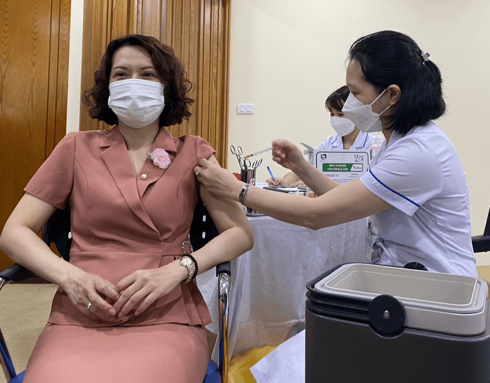 Phát động chiến dịch tiêm vắc xin mũi 3, mũi 4 cho cán bộ, viên chức và người lao động