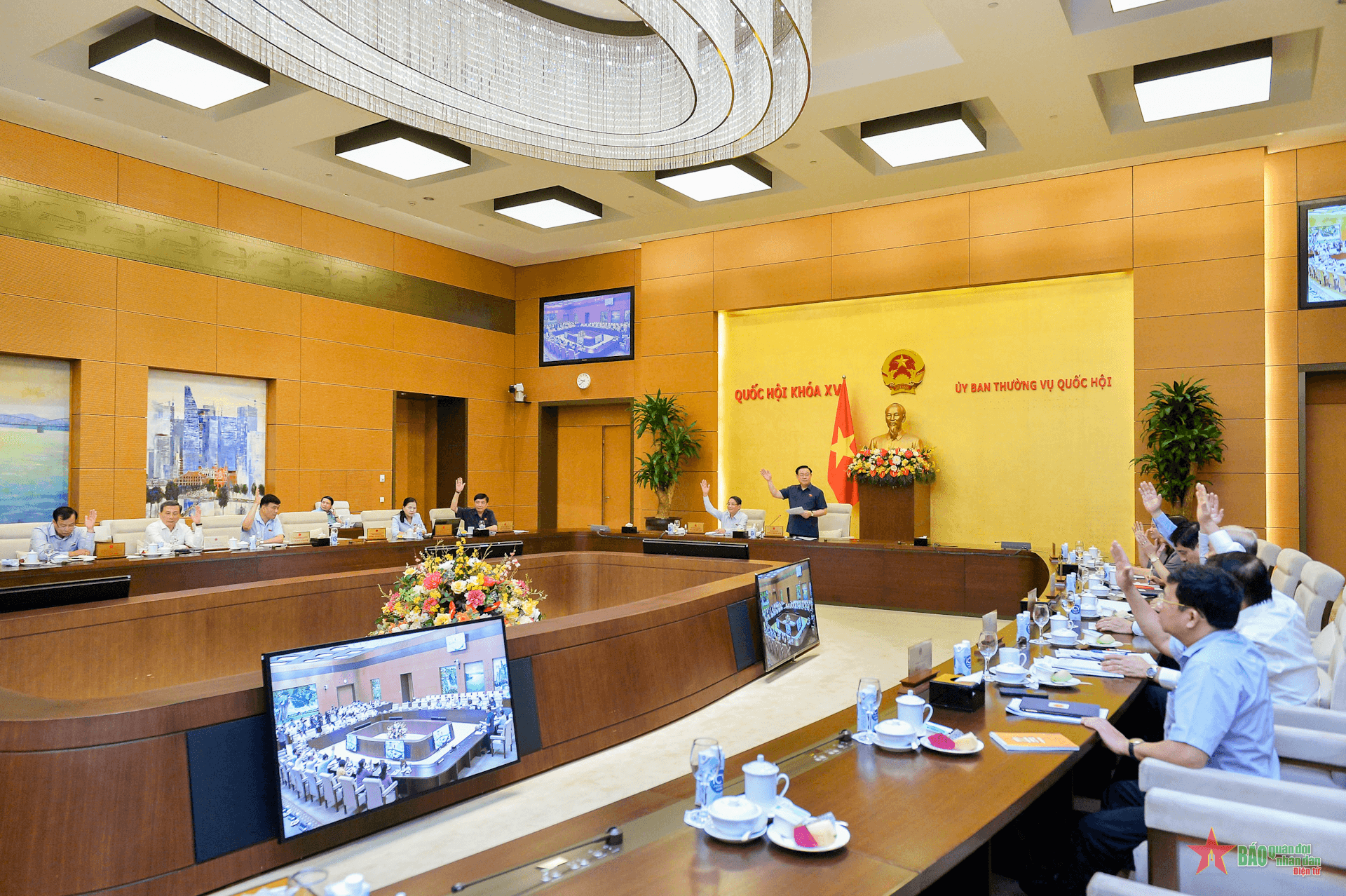 Ủy ban Thường vụ Quốc hội quyết định giảm thuế bảo vệ môi trường với xăng, dầu về mức sàn