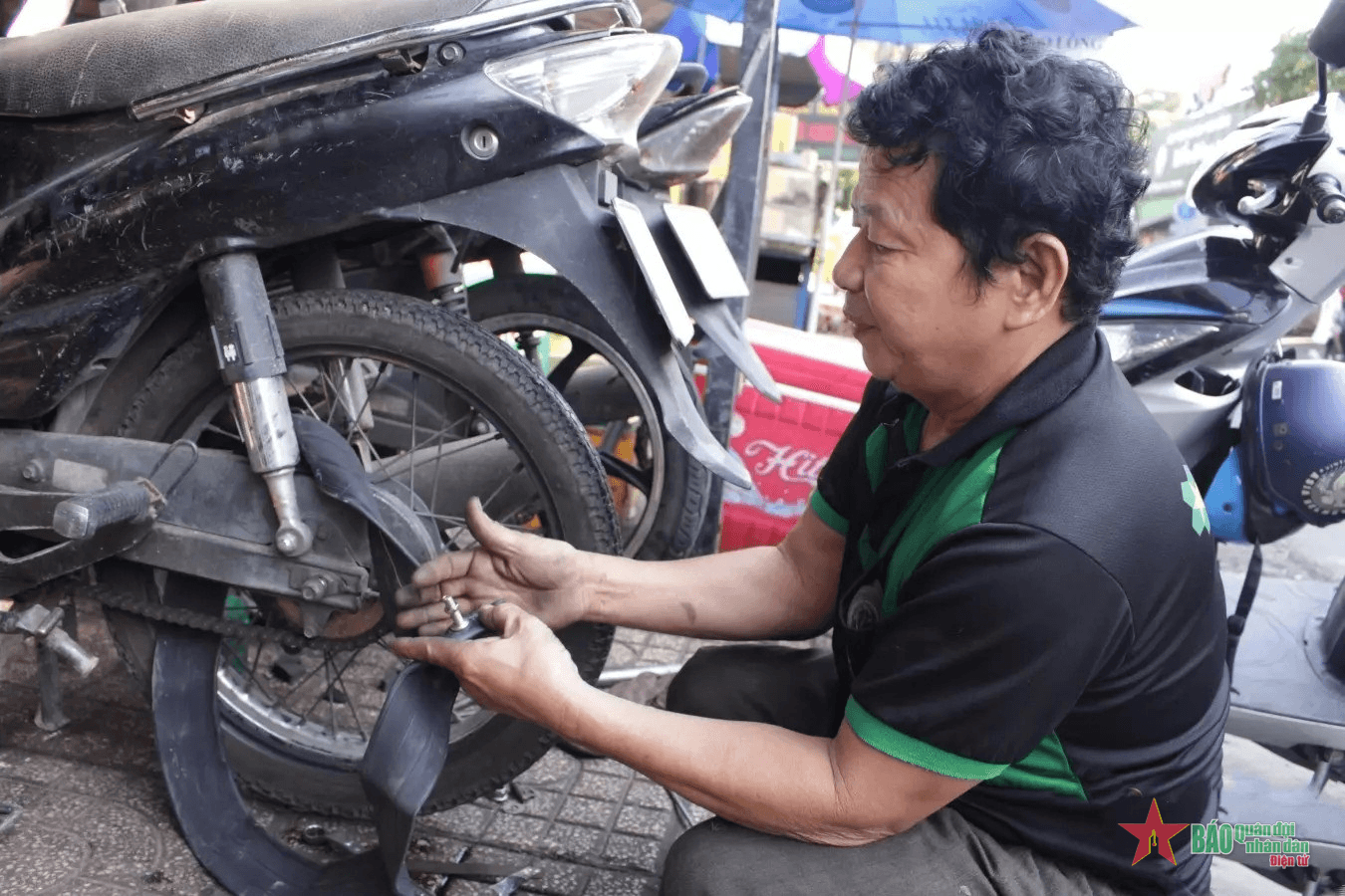 Tiệm sửa xe “không tiền cũng sửa”
