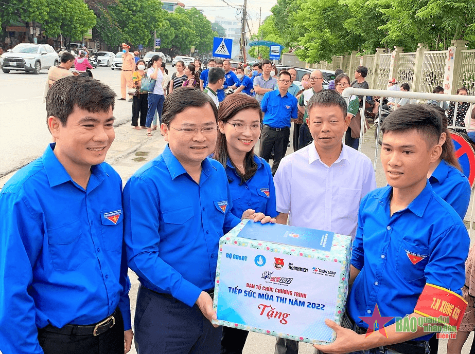 Trung ương Đoàn tặng quà đội "Tiếp sức mùa thi" tại Thanh Hóa