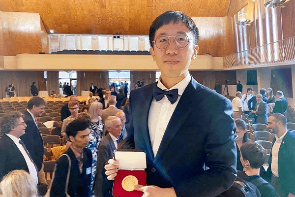 Giáo sư gốc Hàn đầu tiên giành “Giải Nobel Toán học”
