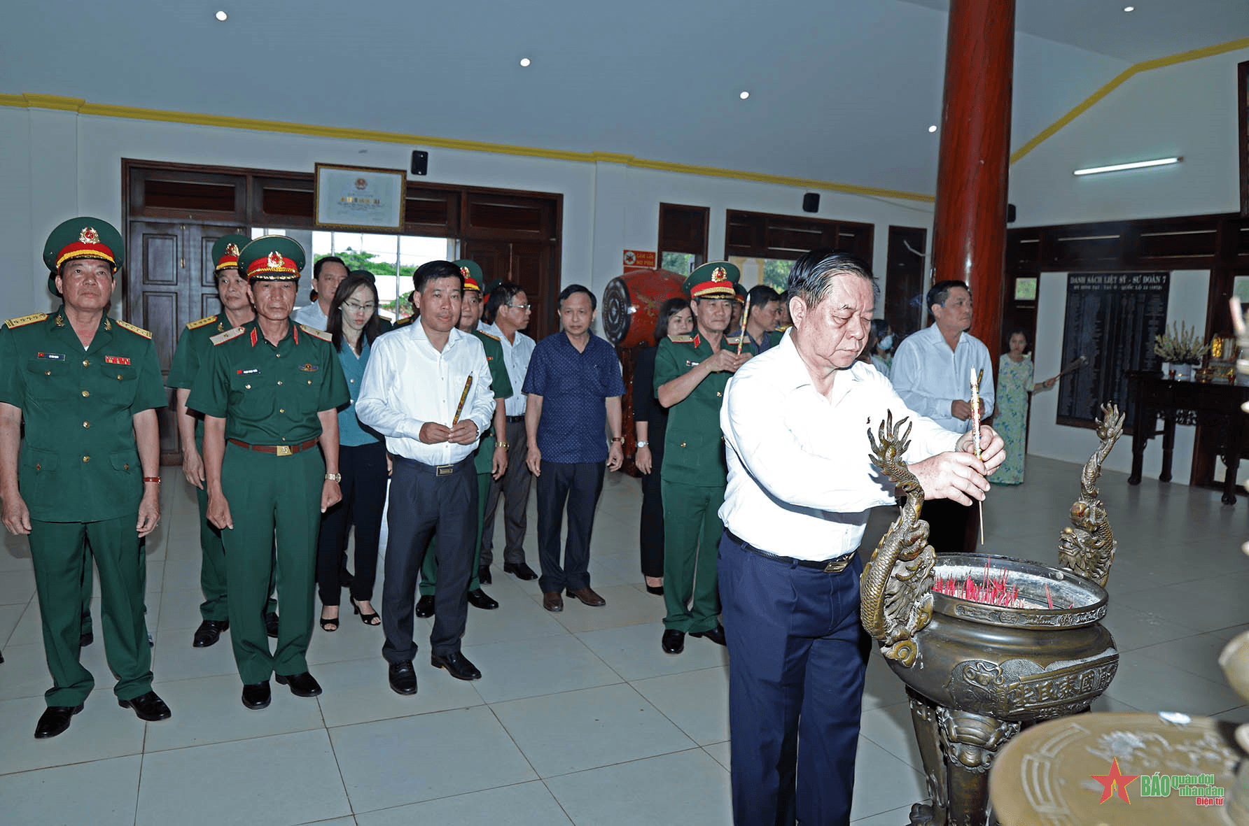 Đồng chí Nguyễn Trọng Nghĩa dâng hương tại Khu di tích lịch sử quốc gia Đài chiến thắng Đường 13 “Tàu Ô-Xóm Ruộng”