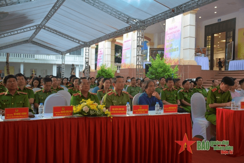 Xây dựng hình tượng đẹp về người chiến sĩ cảnh sát