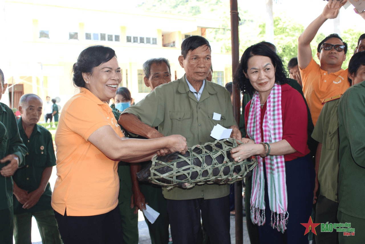 Hội Chữ thập đỏ Việt Nam tặng quà, tri ân gia đình thương binh, liệt sĩ