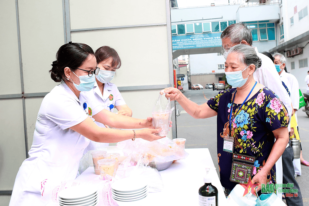 Những cốc cháo nghĩa tình ở Bệnh viện Quân y 354