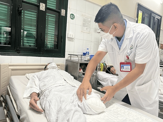 Người đàn ông phải cắt cụt chân do chủ quan không đi khám