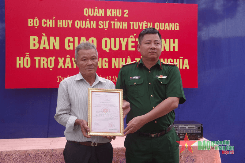 Bộ Chỉ huy quân sự tỉnh Tuyên Quang trao quyết định hỗ trợ xây dựng nhà tình nghĩa
