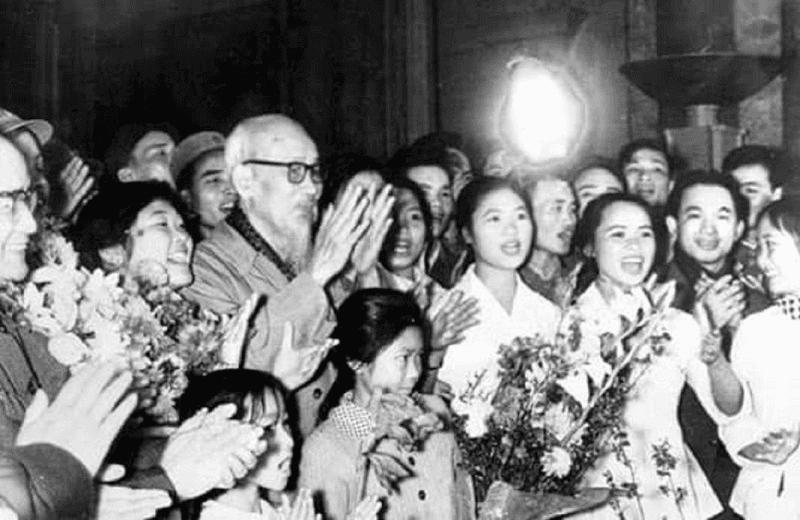 Ngày 21-7-1956: Bác Hồ căn dặn “Ra sức phụng sự Tổ quốc, phục vụ nhân dân, tức là phục tùng chân lý”