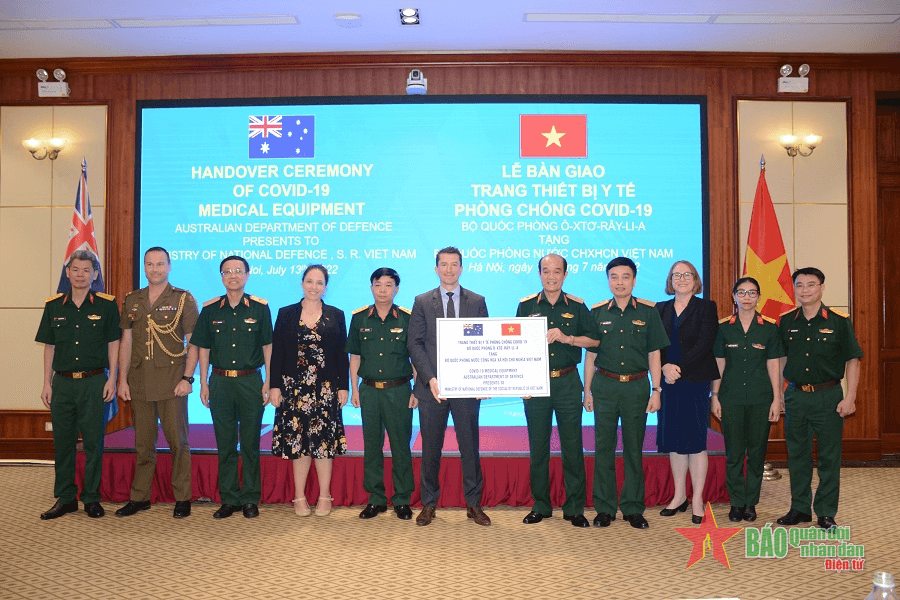 Tiếp nhận trang thiết bị y tế do Bộ Quốc phòng Australia trao tặng