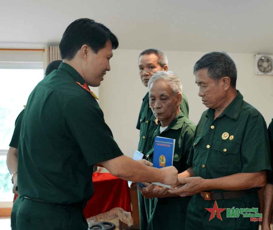 Ban Công đoàn Quốc phòng thăm, tặng quà tại Làng Hữu nghị Việt Nam