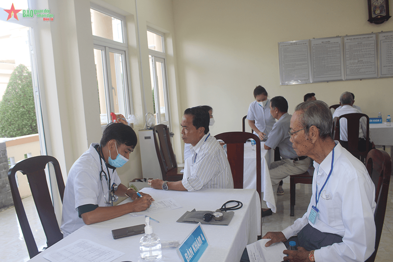 Bệnh viện Đa khoa Hòa Hảo-Medic Cần Thơ khám bệnh, tặng quà cho người có công với cách mạng