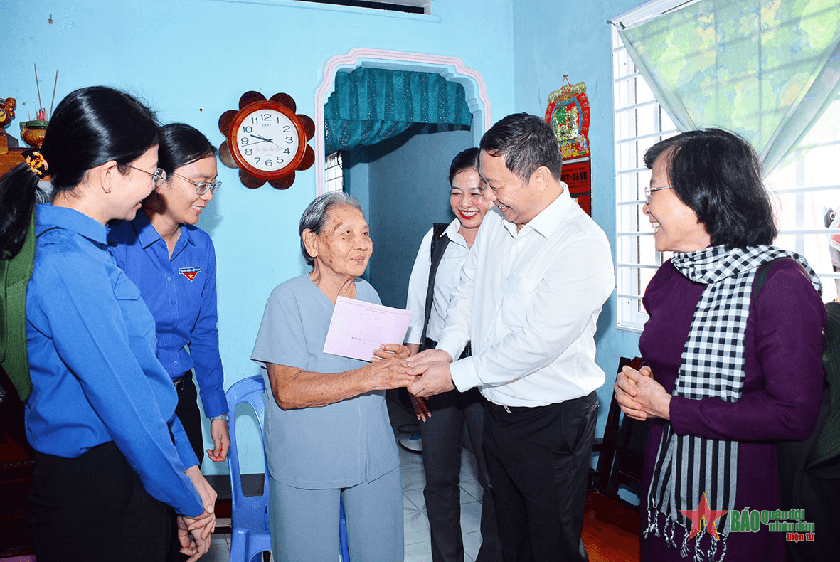 Lãnh đạo Thành phố Hồ Chí Minh thăm, tặng quà tri ân gia đình chính sách tại Côn Đảo