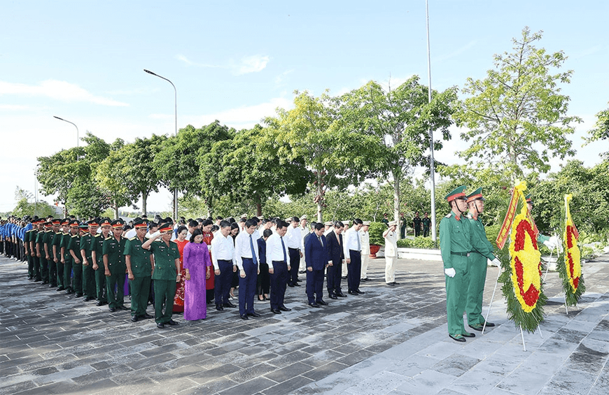 Thủ tướng Chính phủ Phạm Minh Chính dâng hương tưởng niệm các Anh hùng - Liệt sĩ tại Hậu Giang