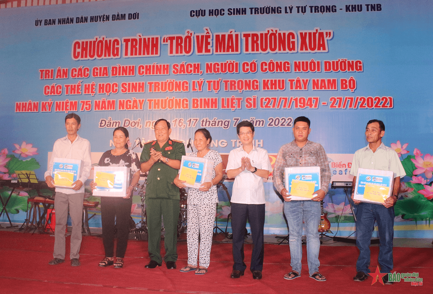 Khám bệnh, trao quà tặng gia đình chính sách tỉnh Cà Mau