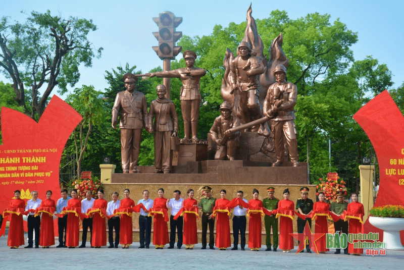 Khánh thành tượng đài “Công an nhân dân vì dân phục vụ”