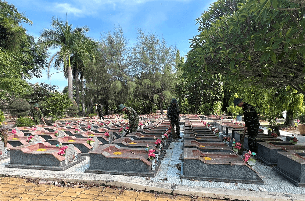Trường Sĩ quan Thông tin ra quân chỉnh trang nghĩa trang liệt sĩ