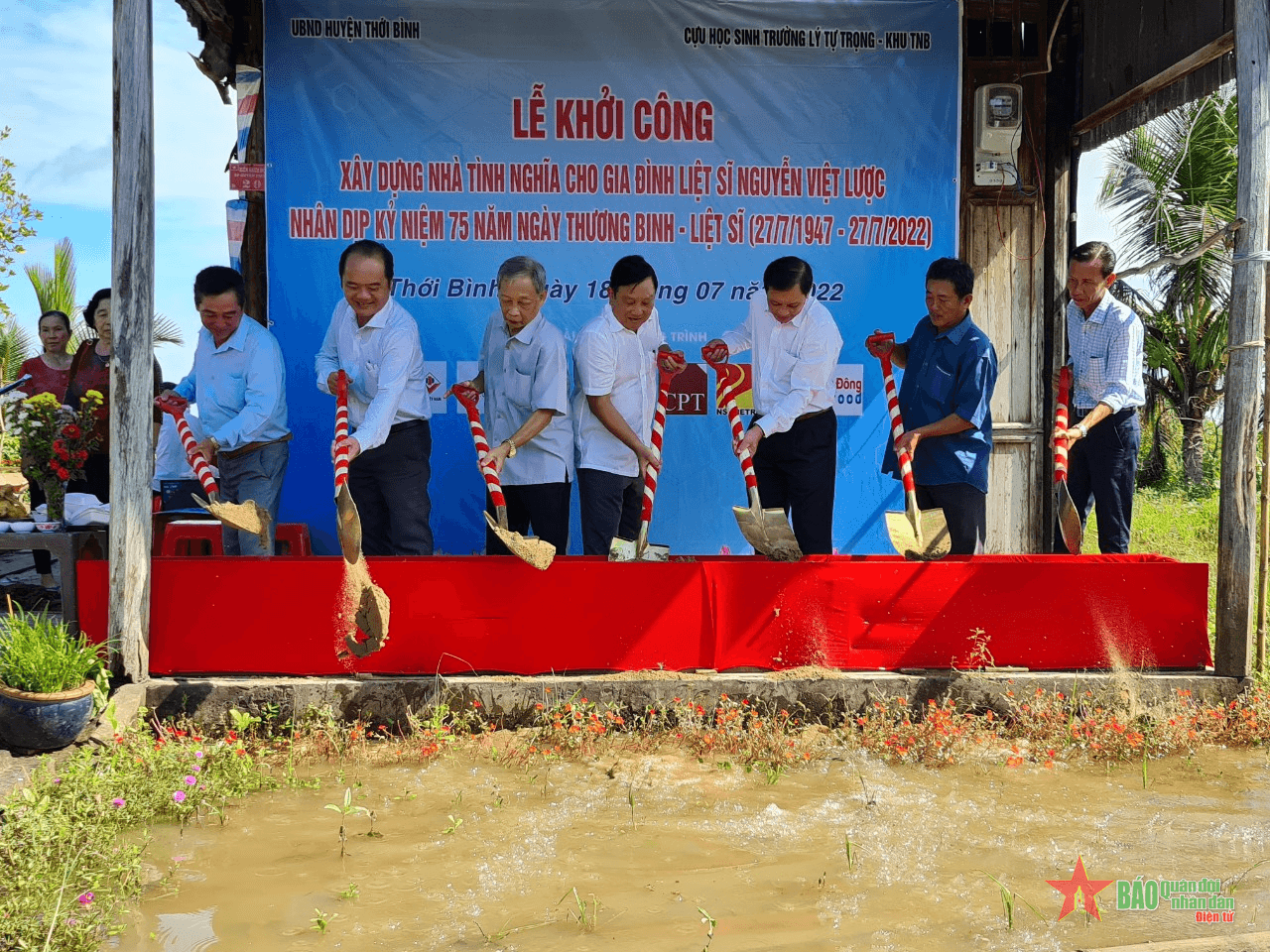 Bệnh viện Đa khoa Hòa Hảo-Medic Cần Thơ xây dựng nhà, tặng quà gia đình chính sách