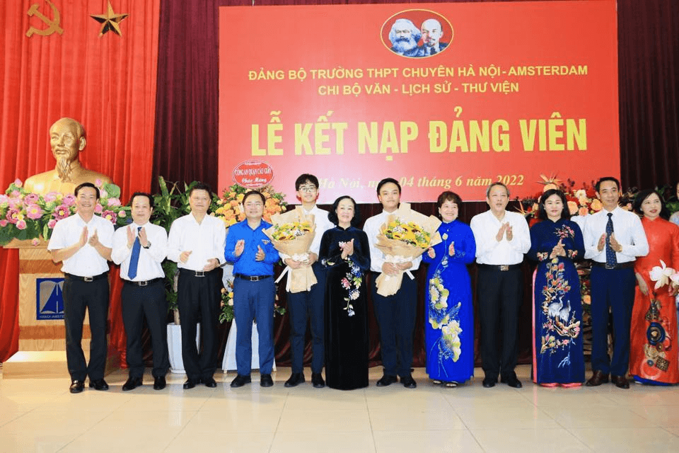Ươm “hạt giống đỏ” từ trường học